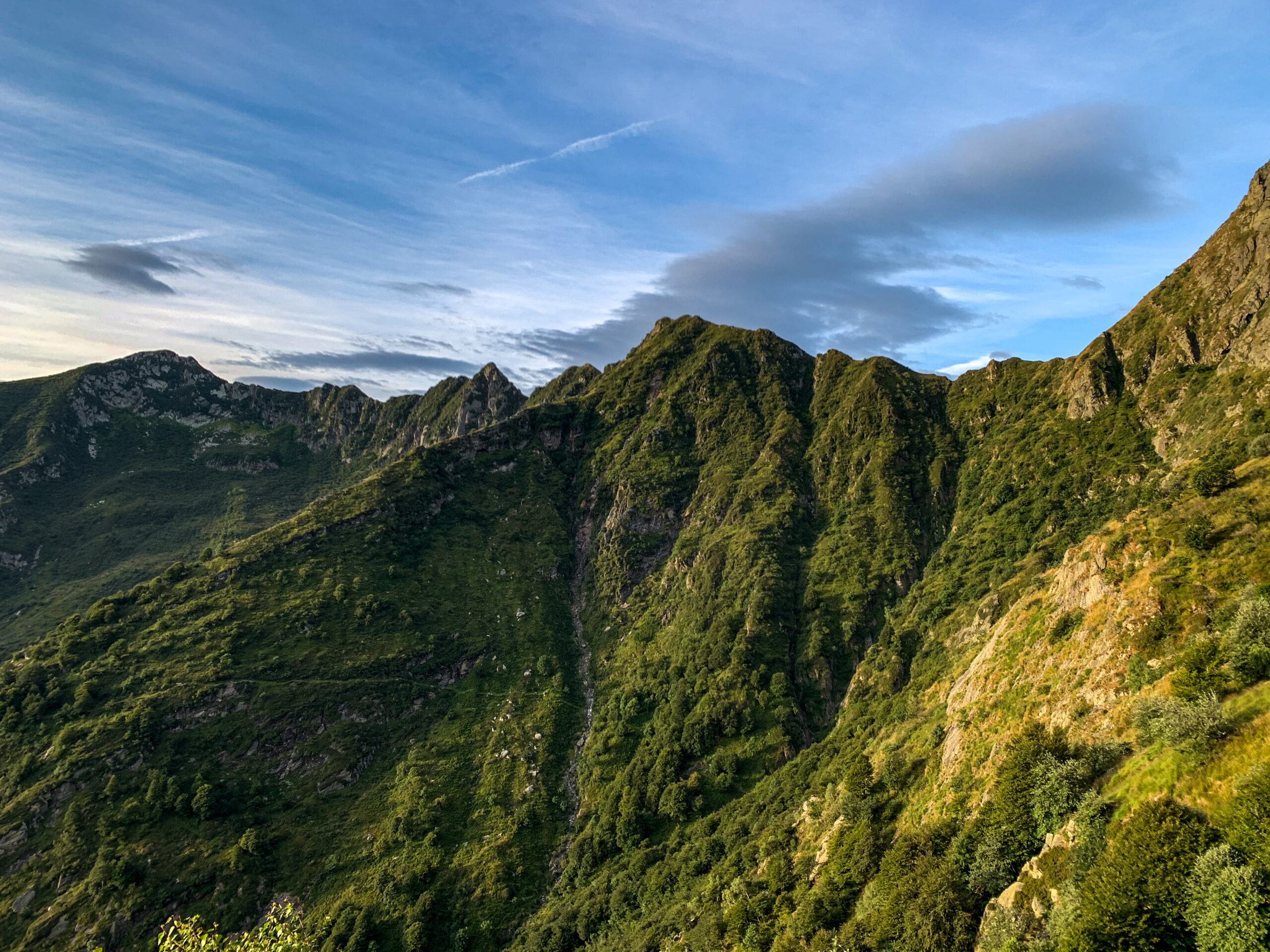 Vista sul passo delle Crocette e cresta percorsa il giorno precedente