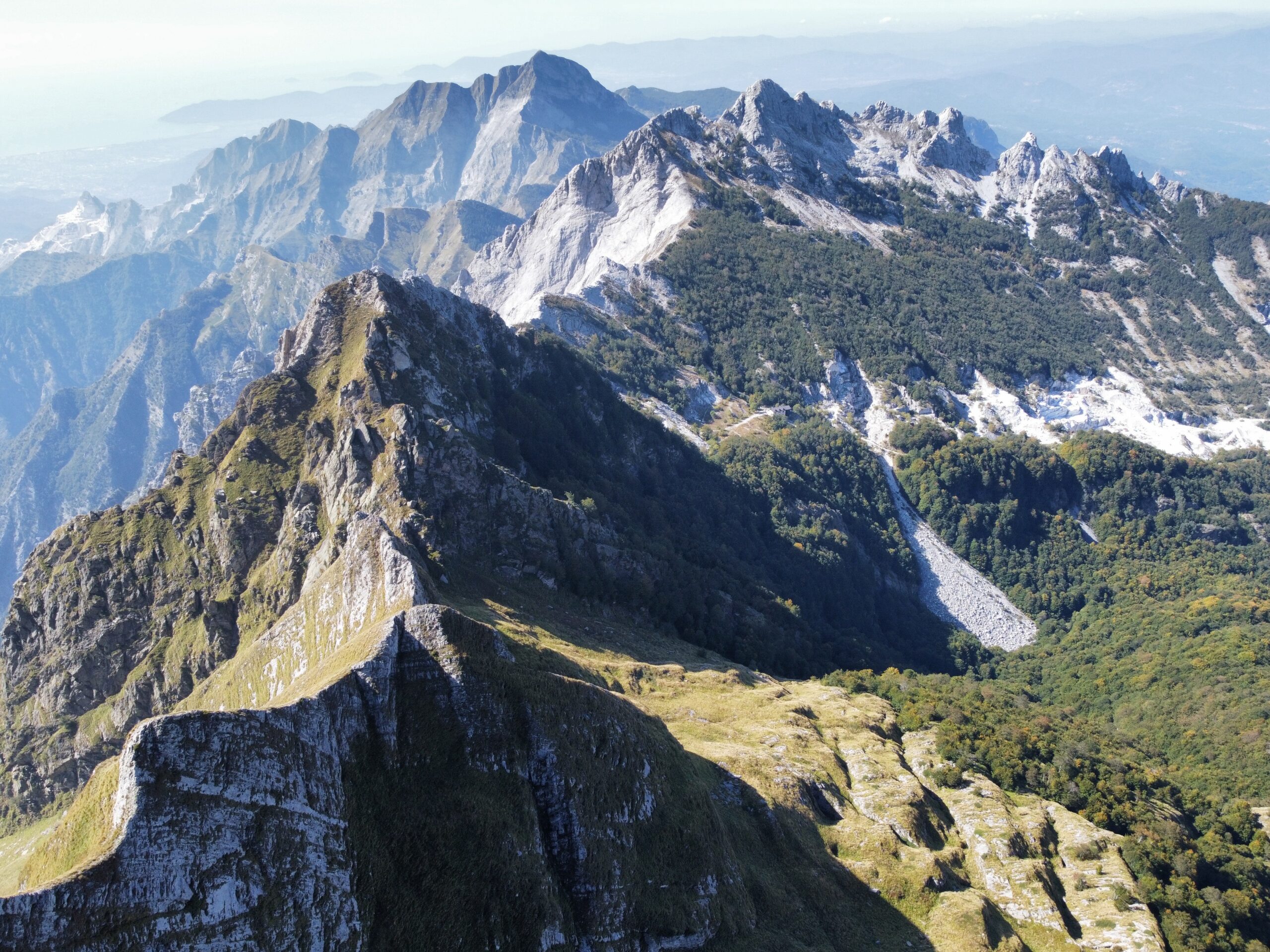 Cresta percorsa dal Contrario. Panorama su Sagro, Grondilice, cresta del Garnerone e Golfo dei Poeti.