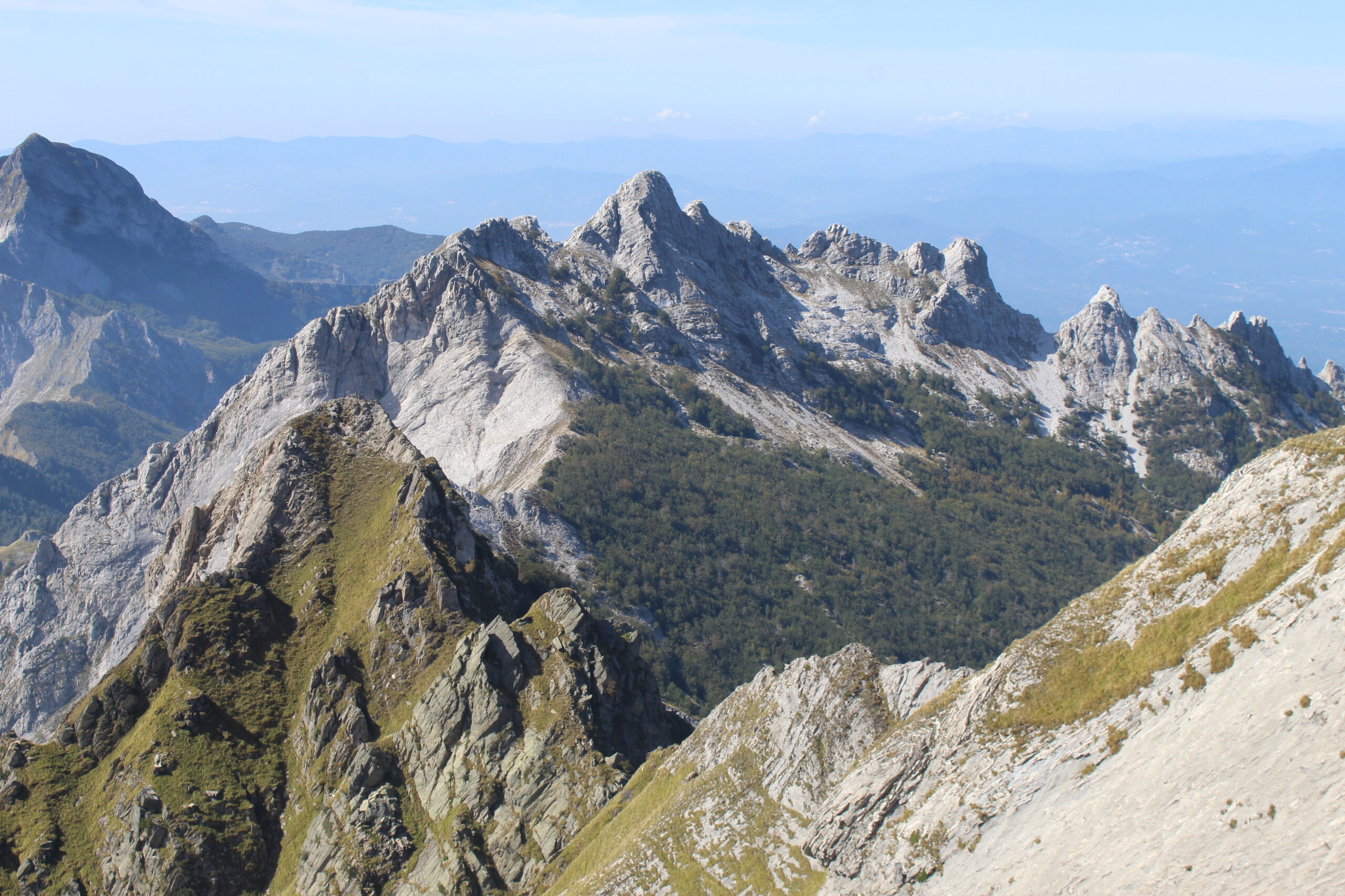 Cresta percorsa dal Contrario. Panorama su Sagro, Grondilice, cresta del Garnerone e Golfo dei Poeti.