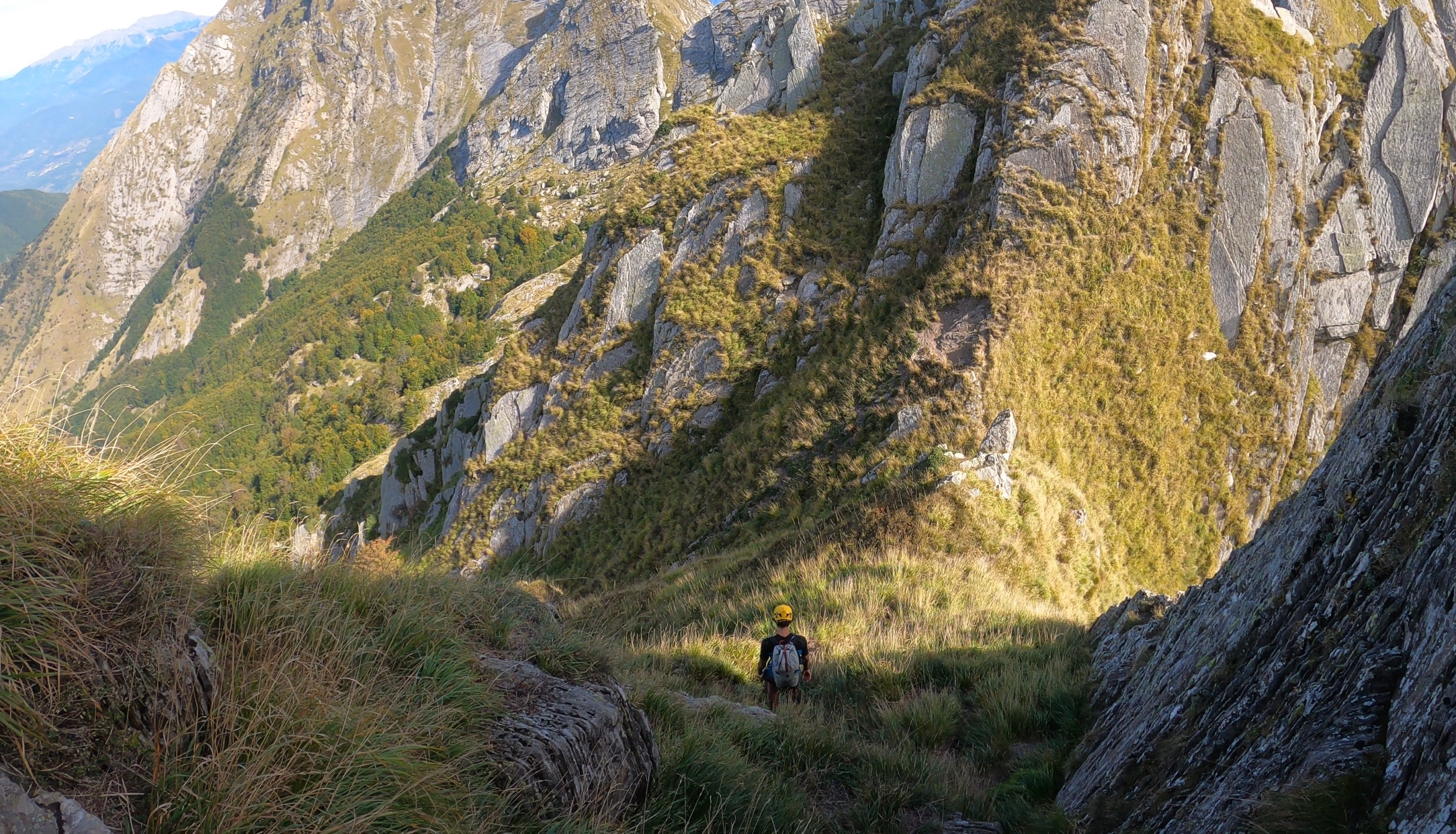 In discesa dal monte Contrario verso la foce del Cavallo.