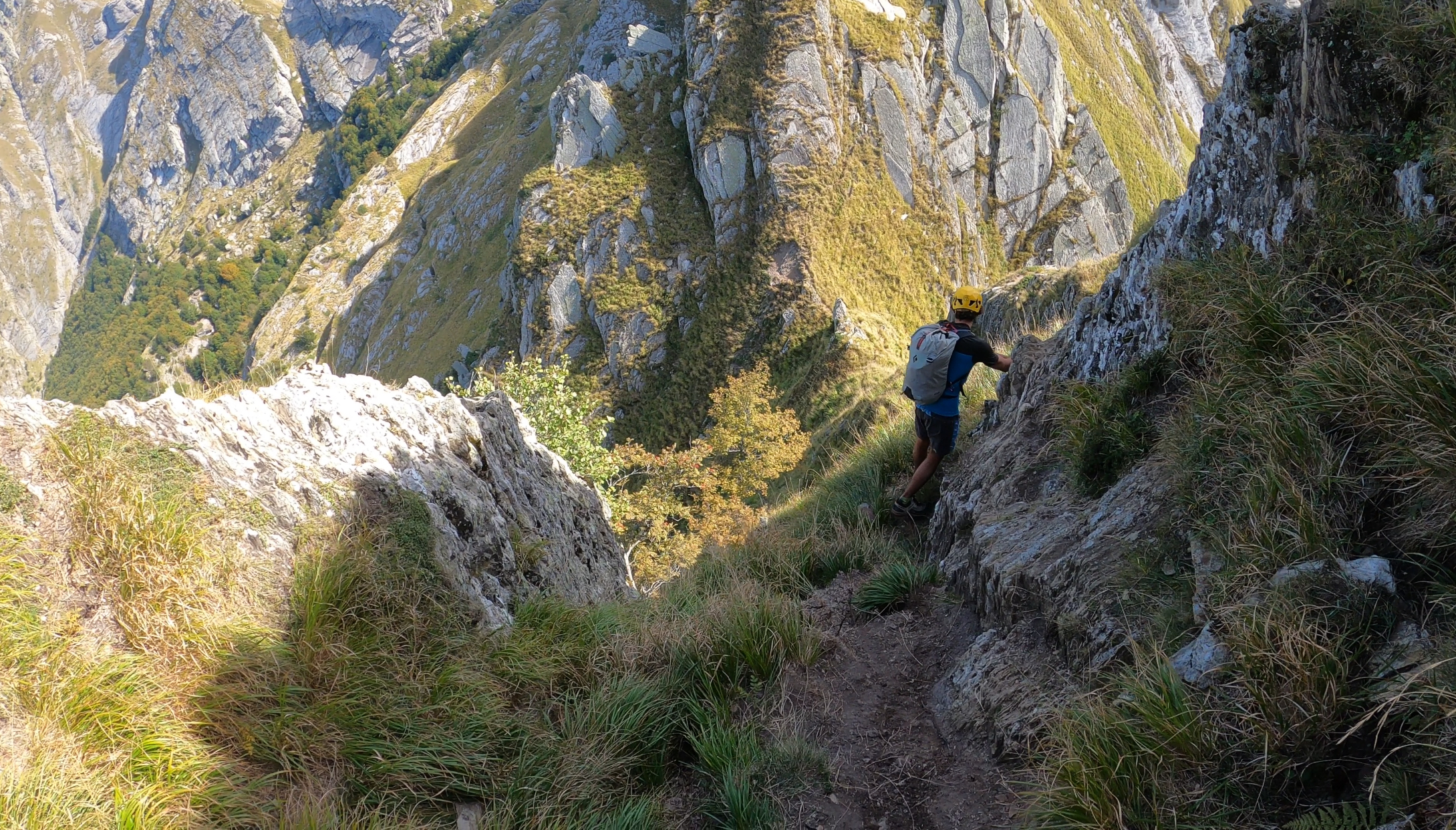 In discesa dal monte Contrario verso la foce del Cavallo.