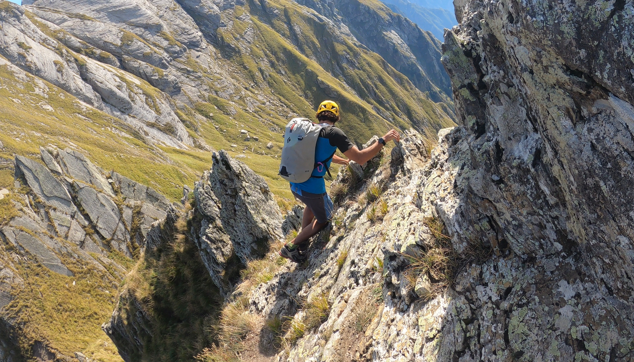 In discesa dal monte Contrario verso la foce del Cavallo.