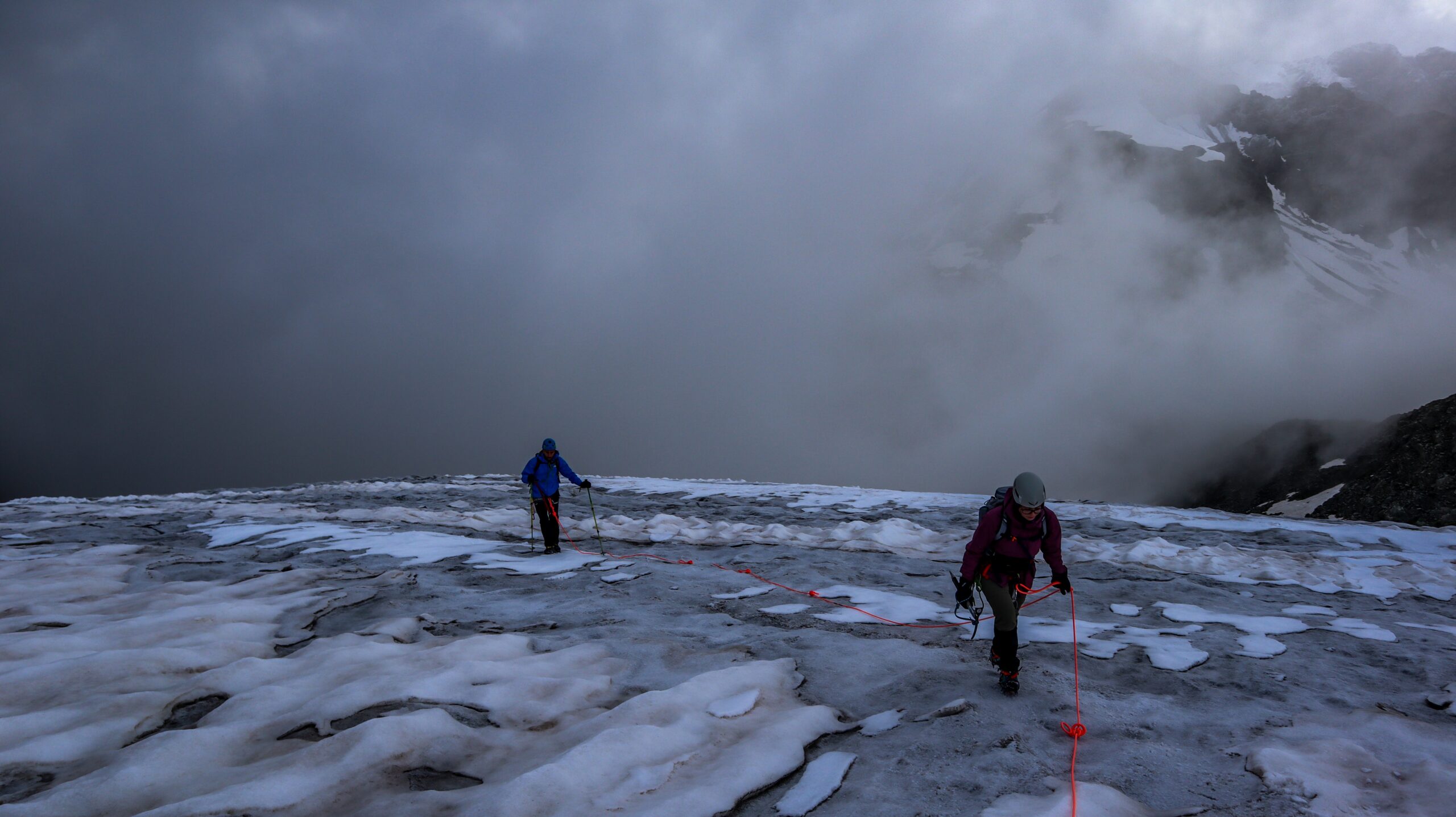 Primi passi sul ghiacciaio verso il colle dell'Eveque