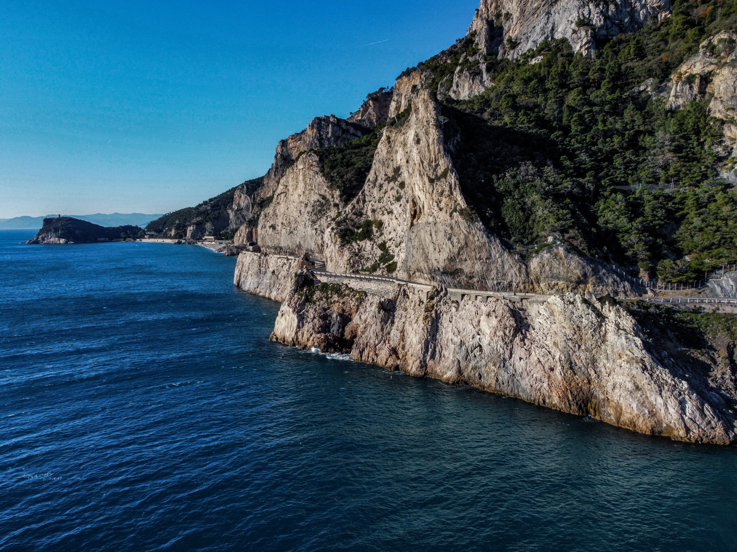 "Cercando sul mare" con Punta Crena in lontananza 